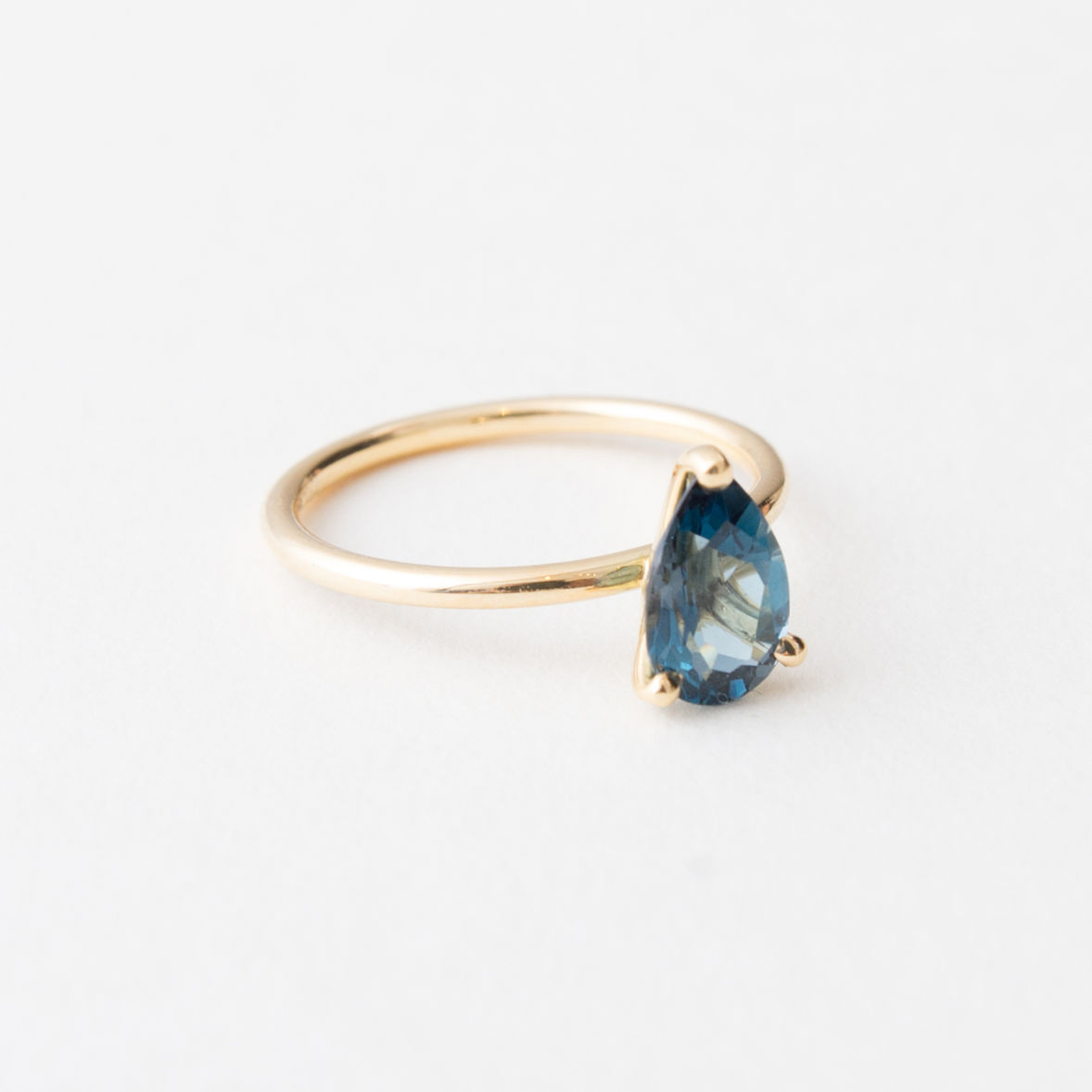ソーイング  無垢 ロンドンブルートパーズ18,5 ct❄❄ペアシェイプカット ロンドンブルートパーズ ペアシェイプ リング 【K18】 | carob