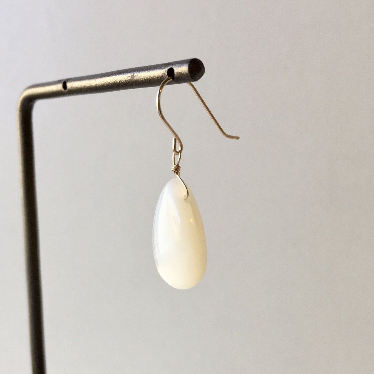 白蝶貝 1粒ピアス / イヤリング 【K10】 | carob 白蝶貝 1粒ピアス / イヤリング 【K10】 | carob