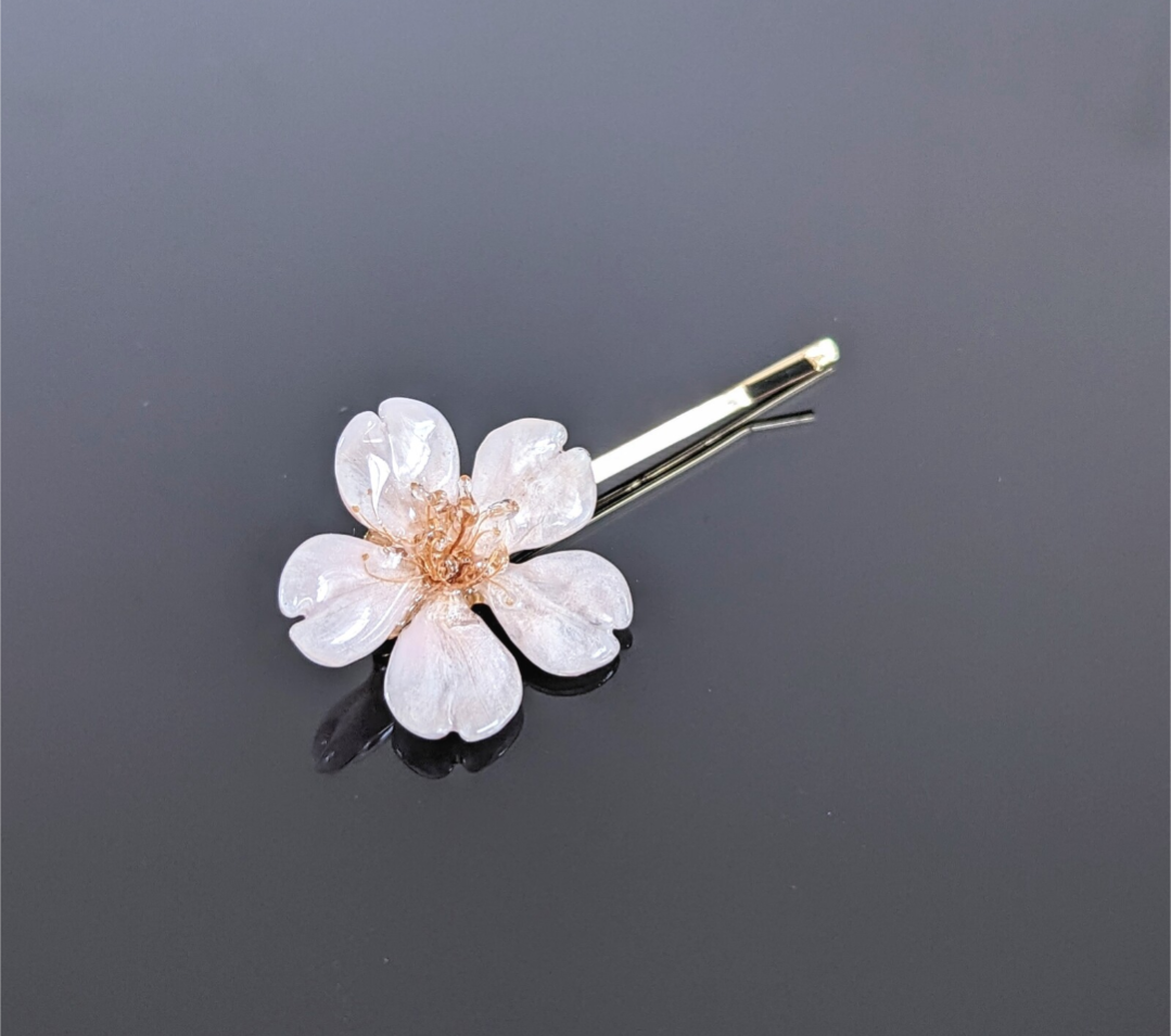 Everpink. こだわりの花びらで仕上げる本物の桜の髪飾り／ヘアピン