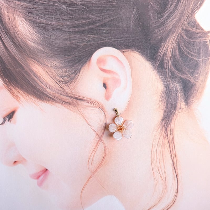 Everpink. 本物のお花 厳選花で仕上げる桜の揺れる耳飾り イヤリングor