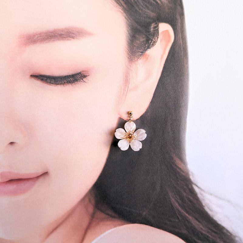 Everpink. 本物のお花 厳選花で仕上げる桜の揺れる耳飾り イヤリングor