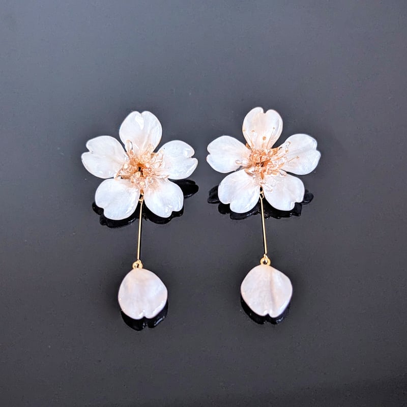 Everpink. 本物のお花 厳選花で仕上げる桜と花びらの揺れるスタッド