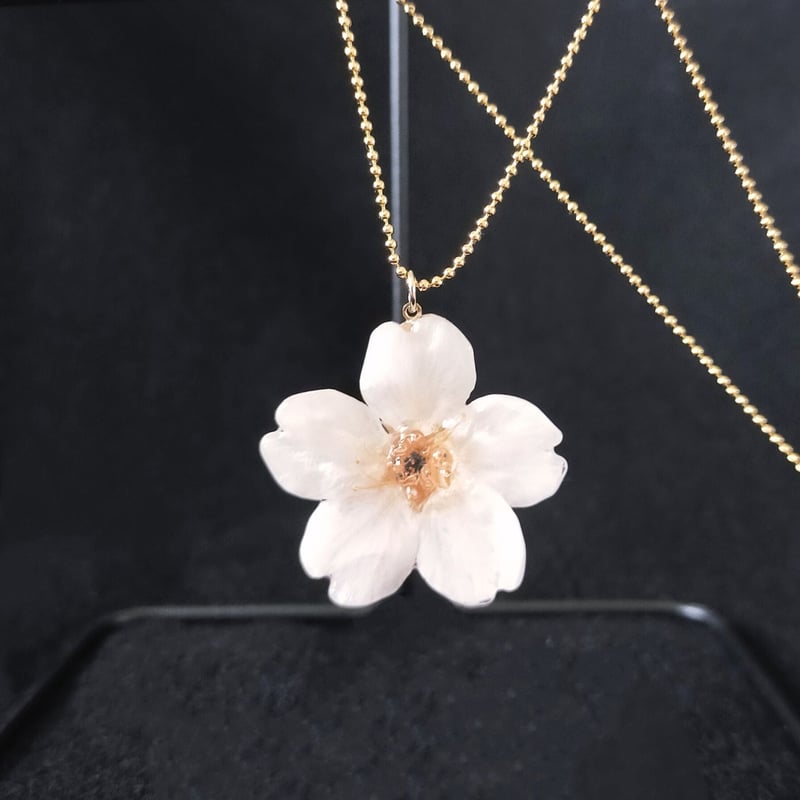 【135】レジン　マトリカリア　桜　ネックレス　ペンダント　ハンドメイド 135】レジン マトリカリア 桜 ネックレス ペンダント ハンドメイド