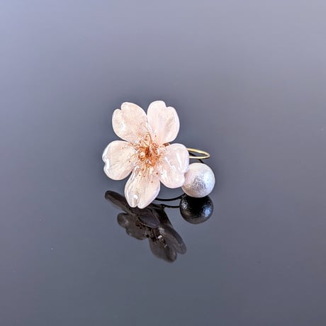 【受注制作】Everpink. 本物の桜ひとひら　厳選花で仕上げたソメイヨシノとコットンパールのワイヤーリング／指輪　フリーサイズ