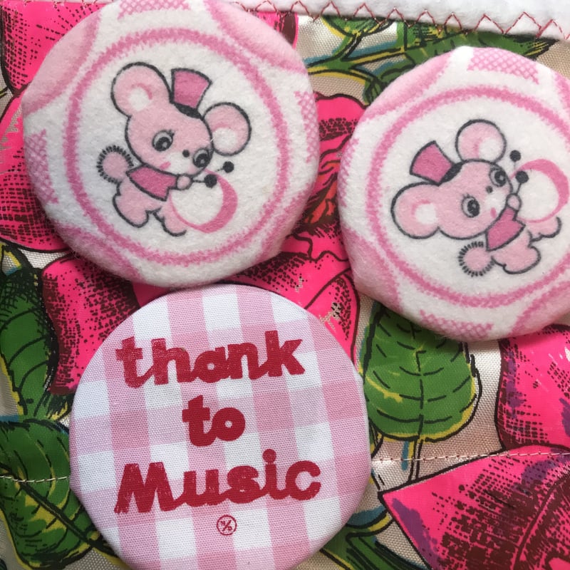 届くまでお楽しみ！缶バッジまたはCDキーホルダー入ってます