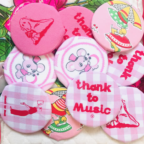 届くまでお楽しみ！缶バッジまたはCDキーホルダー入ってます！
