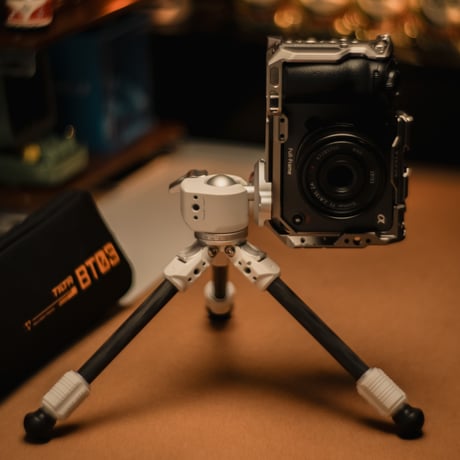 [在庫限り] 延長ポール付テーブルトップ三脚キットTabletop Ball Head with 1-Stage Carbon Fiber Tripod Legs (TT-BT03E-FB)
