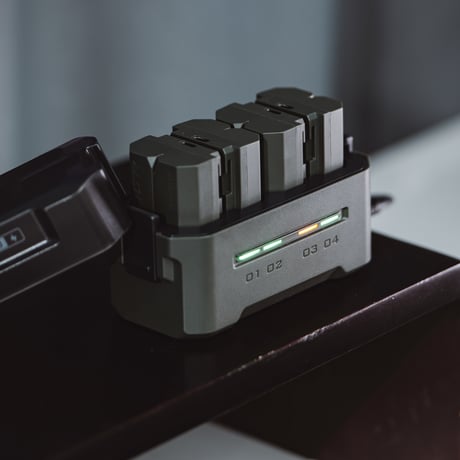 NP-FZ100用ポータブル4連充電器 Tilta Portable Charging Station for NP-FZ100 (4 Channel) – Green (TBC-FZ100-GN)