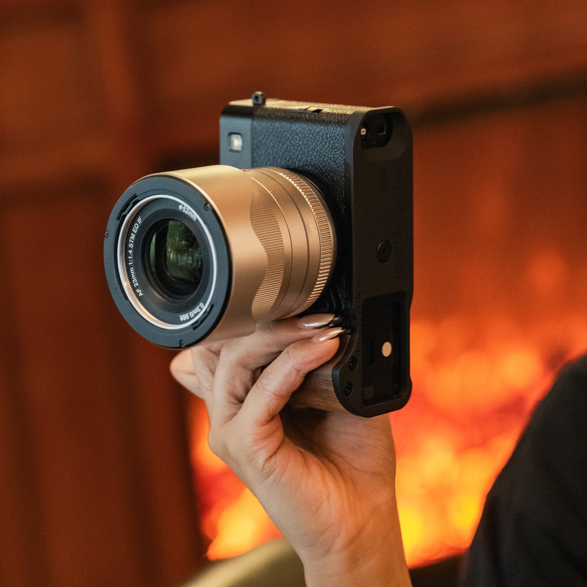 富士フイルム X-E5用 木製グリップ付き取付ベースプレート (TA