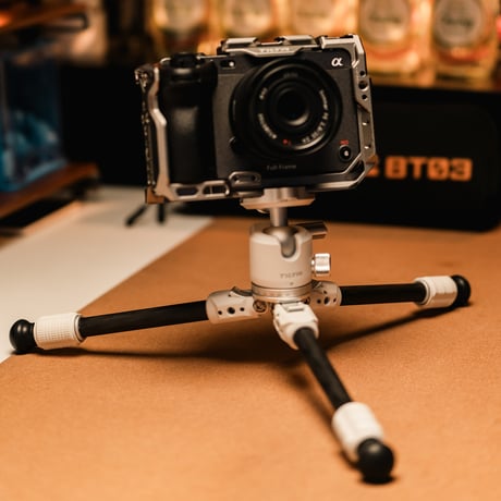 [在庫限り] 延長ポール付テーブルトップ三脚キットTabletop Ball Head with 1-Stage Carbon Fiber Tripod Legs (TT-BT03E-FB)