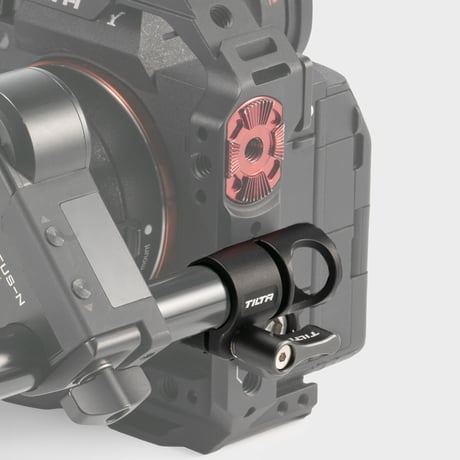 15mm Rod Holder to Dual 1/4"-20 Adapter - Black (TA-15RH-D1420-B) 位置決めピン付き1/4"-20ネジ