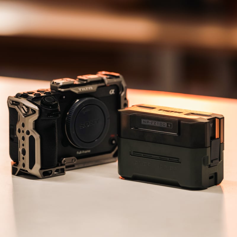 NP-FZ100用ポータブル4連充電器 Tilta Portable Charging Sta
