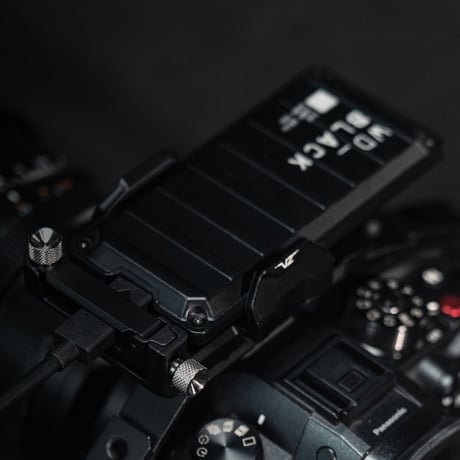 ユニバーサルSSDホルダー ver.2　Tilta Universal SSD Drive Holder V2 (TA-USDH2-B)