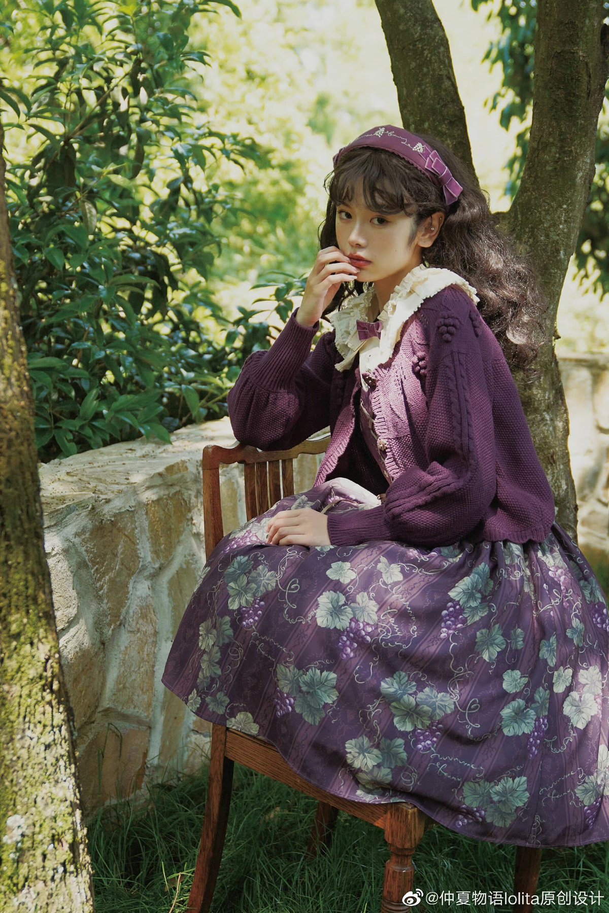 アンティーク　葡萄を持つ女 ワイングラスを持つ女