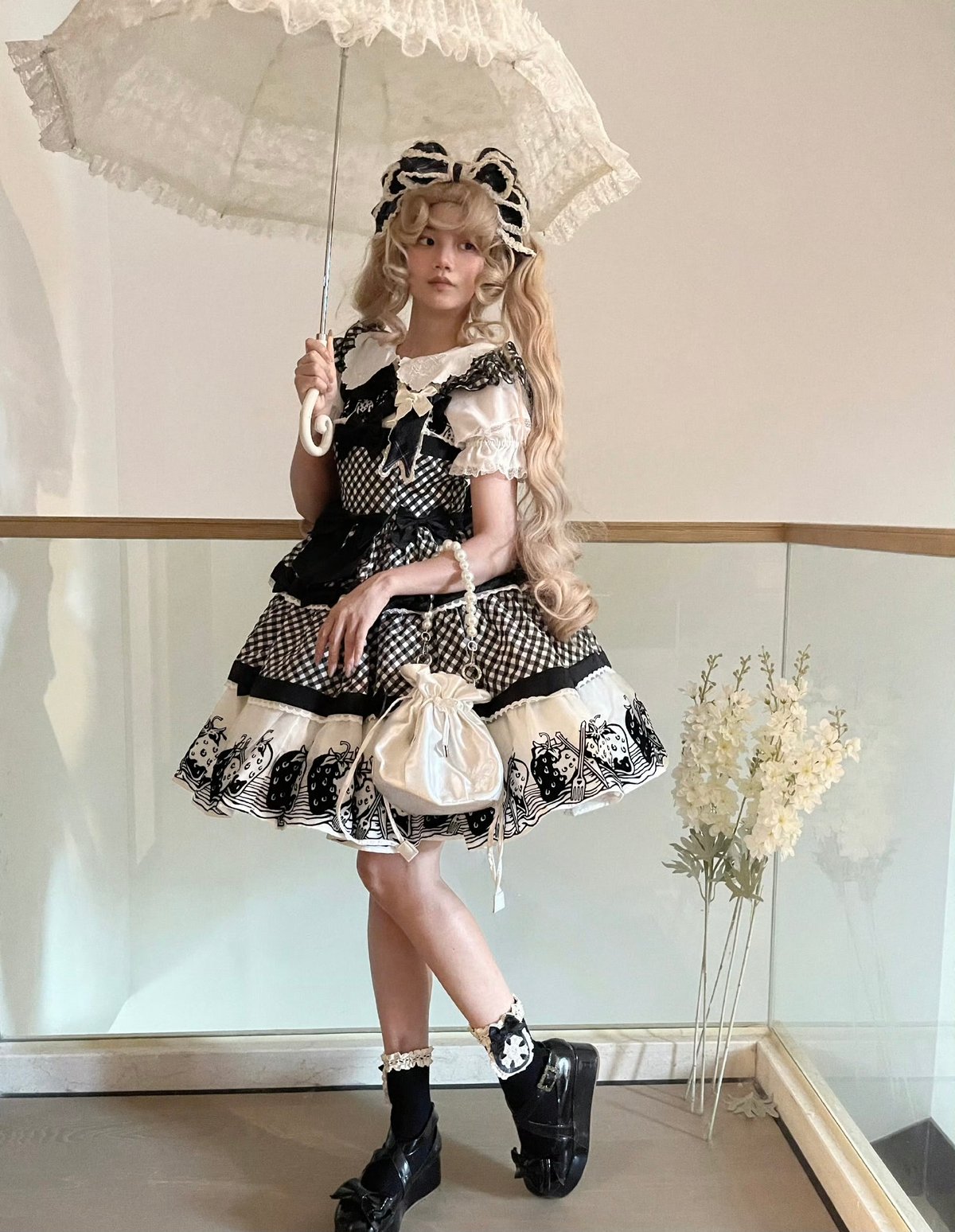 アンティークポストカード　ボンネットを被った美しい少女3枚セット アンティークポストカード＜美少女・ヴィエノワーズ・きのこ・赤