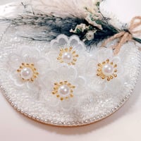 Flowerレースのマスクチャーム(White×パール)