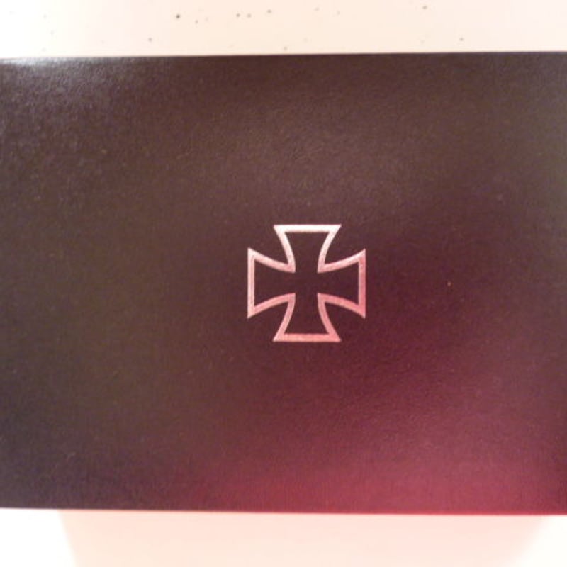 鉄十字 勲章 ケース付き Amazon.co.jp: 『ダイヤモンド柏葉剣付騎士十字勲章』(ケース