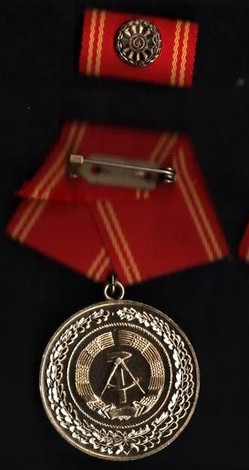ドイツ民主共和国『内務省軍事忠勤勲章』(25年) 略綬/ケースつき