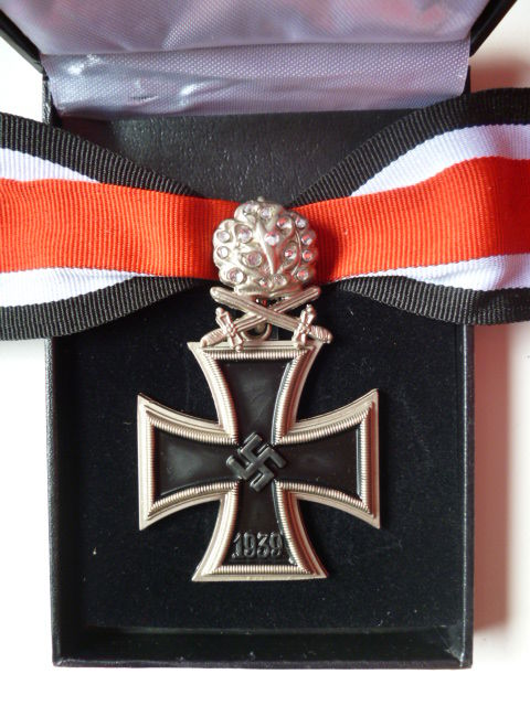 鉄十字 勲章 ケース付き Amazon.co.jp: 『黄金ダイヤモンド柏葉剣付騎士鉄十字勲章