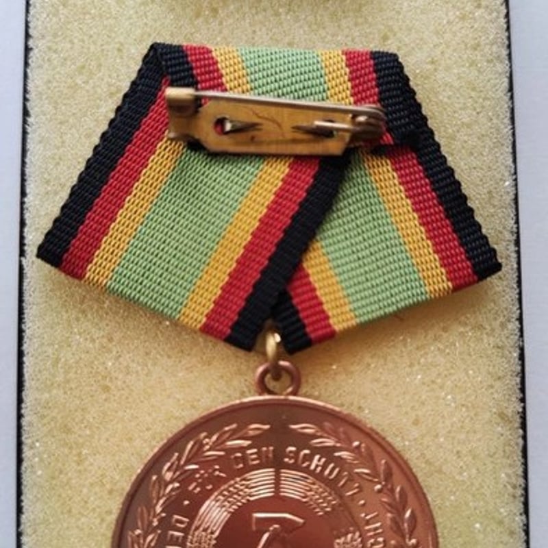 ドイツ民主共和国『人民軍忠勤勲章』(銅:5年) 略綬・ケースつき