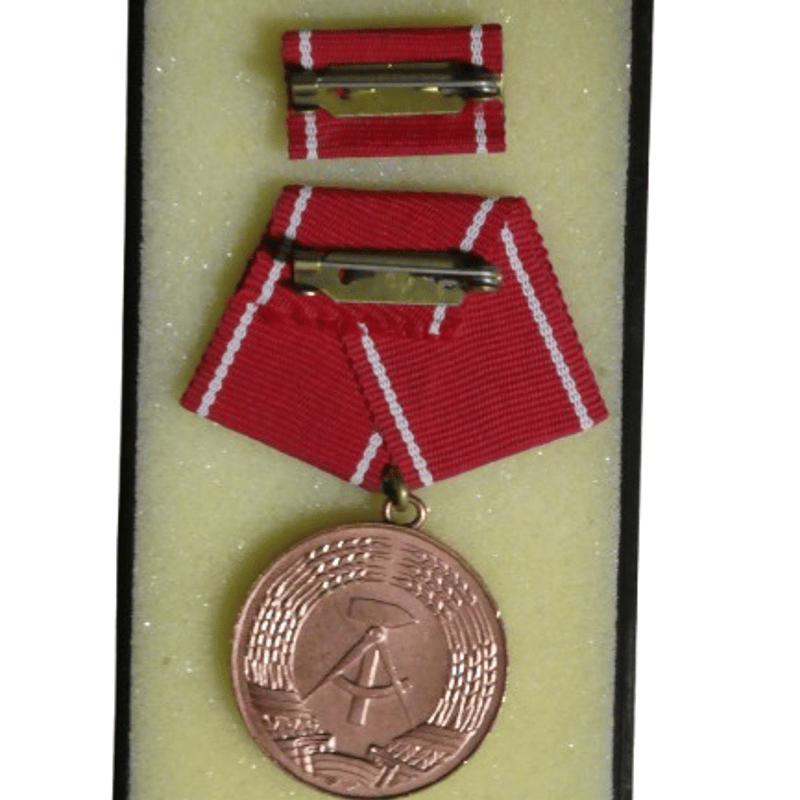 勲章　メダル等　色々　413g 東K8-0119① ドイツ民主共和国『労働者戦闘団卓越勲章』略綬/ケースつき 東ドイツ