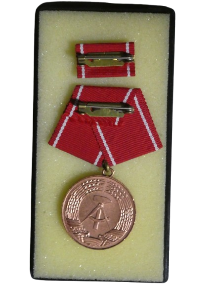 レア 東ドイツ DDR 国家保安省（STASI）功労章／ケース付／勲章 fit=scale-down,w=1200