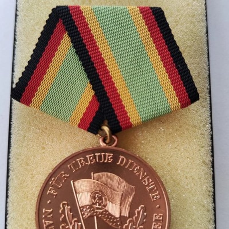 ドイツ民主共和国『人民軍忠勤勲章』(銅:5年) 略綬・ケースつき