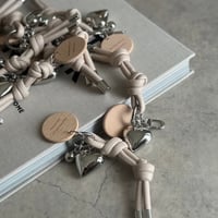 【送料無料】otona mum. ダブルノットフェイクレザーチャーム