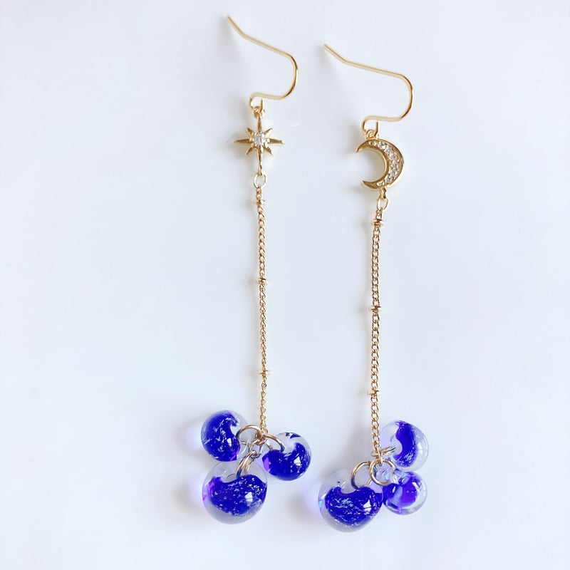 星のカケラ 月のしずく☆青いラメ入りビーズのピアス☽イヤリング