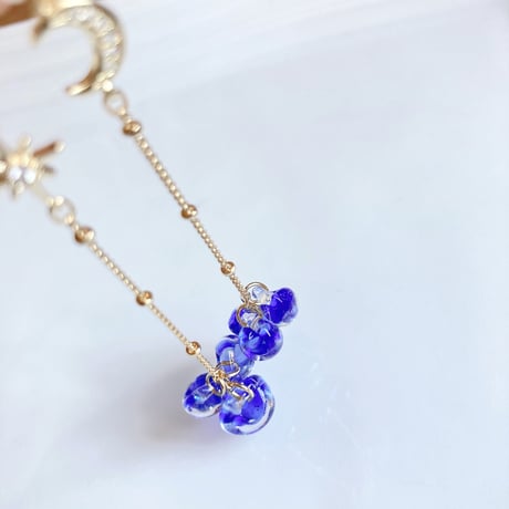 星のカケラ 月のしずく★青いラメ入りビーズのピアス☽イヤリング