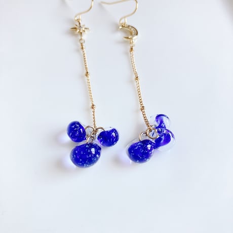 星のカケラ 月のしずく★青いラメ入りビーズのピアス☽イヤリング