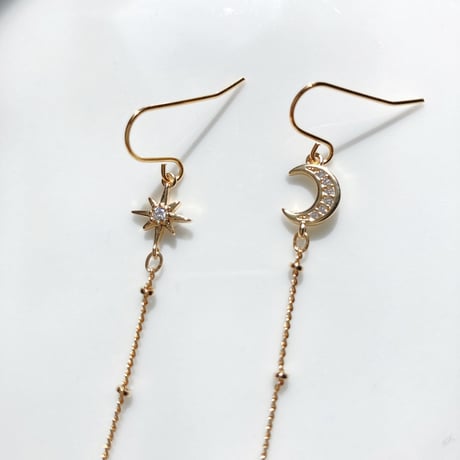星のカケラ 月のしずく★青いラメ入りビーズのピアス☽イヤリング