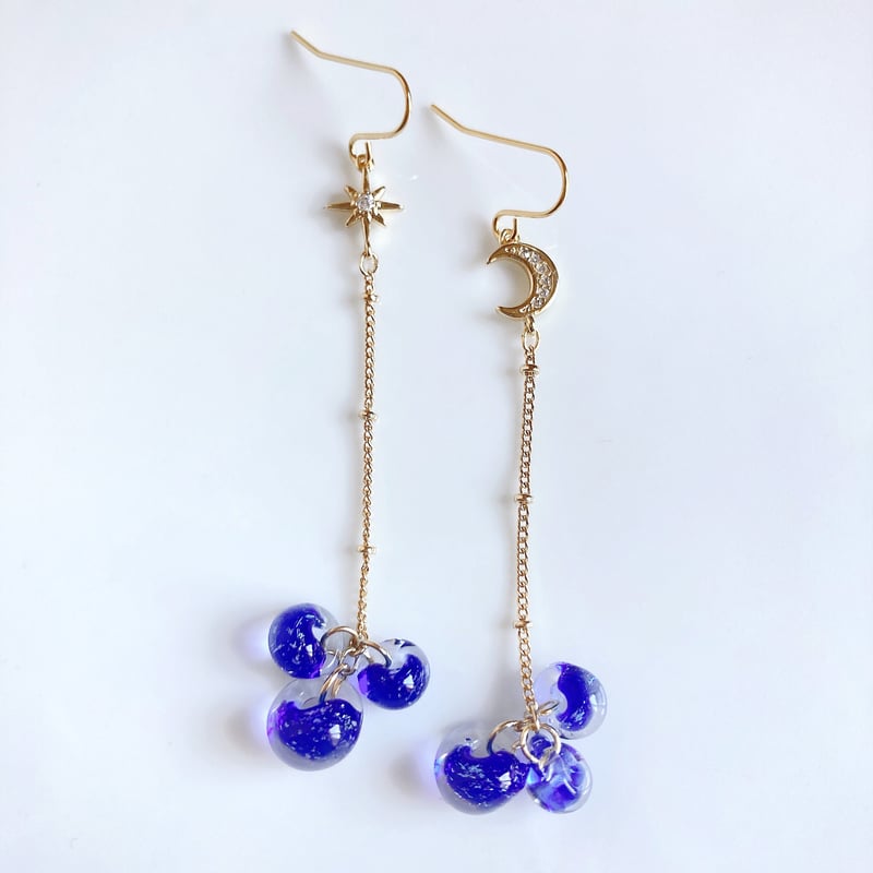 星のカケラ 月のしずく☆青いラメ入りビーズのピアス☽イヤリング