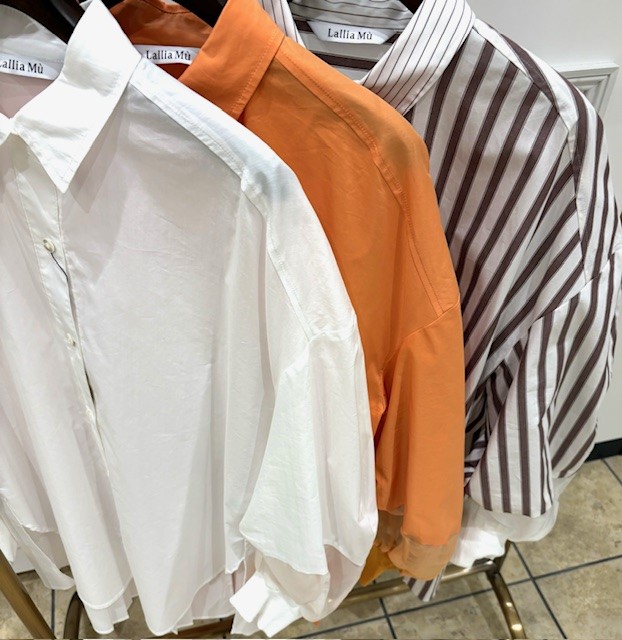 Lallia mu/ラリアムー】バックプリーツシアースリーブシャツ Lallia mu/ラリアムー】バックプリーツシアースリーブシャツ
