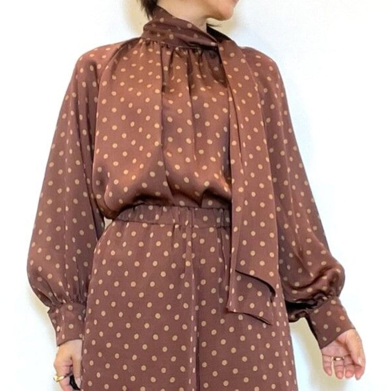 BEATRICE／ベアトリス】ドット柄サテンボウタイブラウス