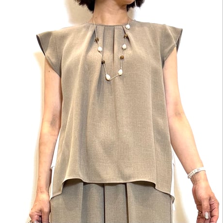 【BEATRICE／ベアトリス】バックラッフルブラウス