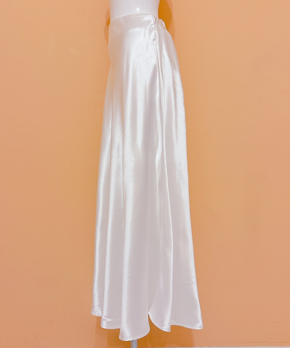 スカート SATIN SKIRT glossy satin skirt WHITE | The Girls Society