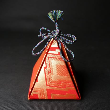 SUI メモリアルボックス 新しい形の 西陣織 の 仕覆　赤地　三階菱紋様