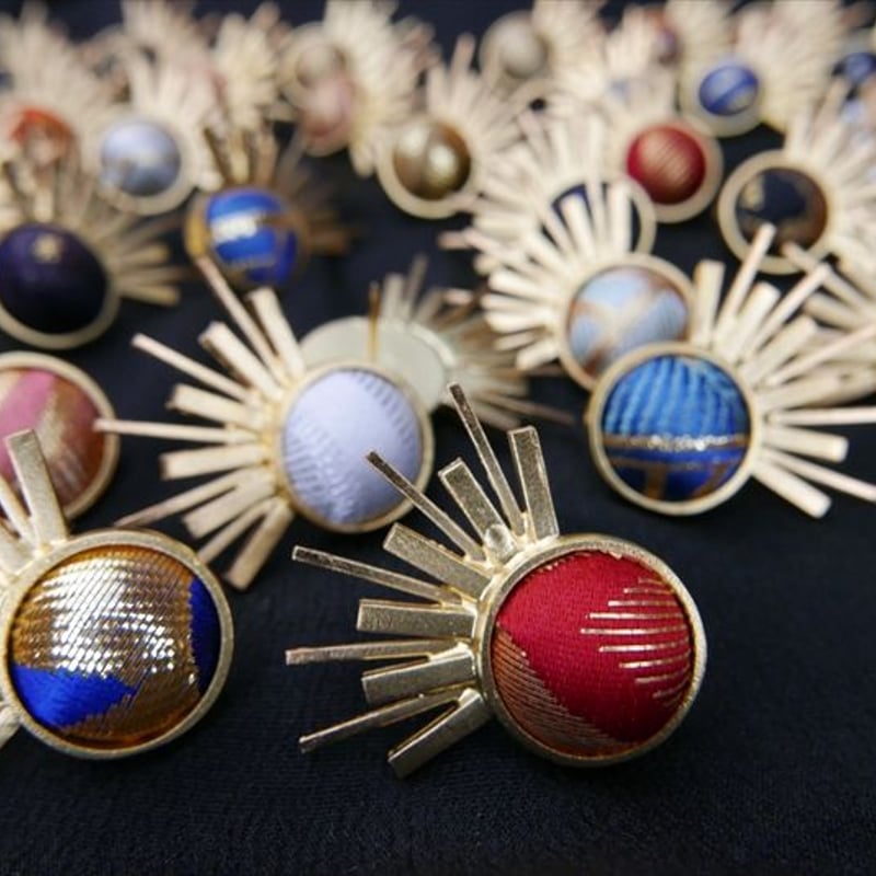 尊 MICOTO〉 ピンブローチ9 SPUTNIK 白地に水色 網代紋様 | 西陣岡本 