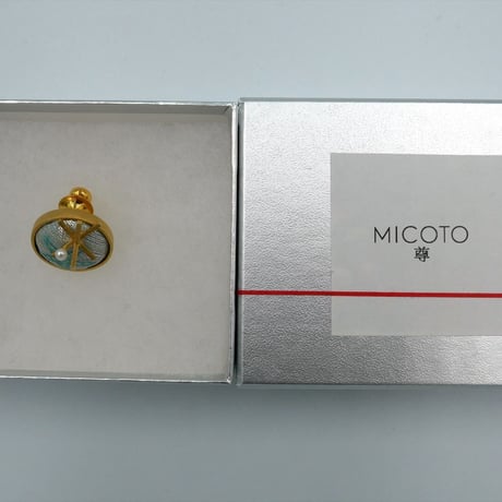 〈尊 MICOTO〉 ピンブローチ　BIGBANG　海紋様　白地水色金