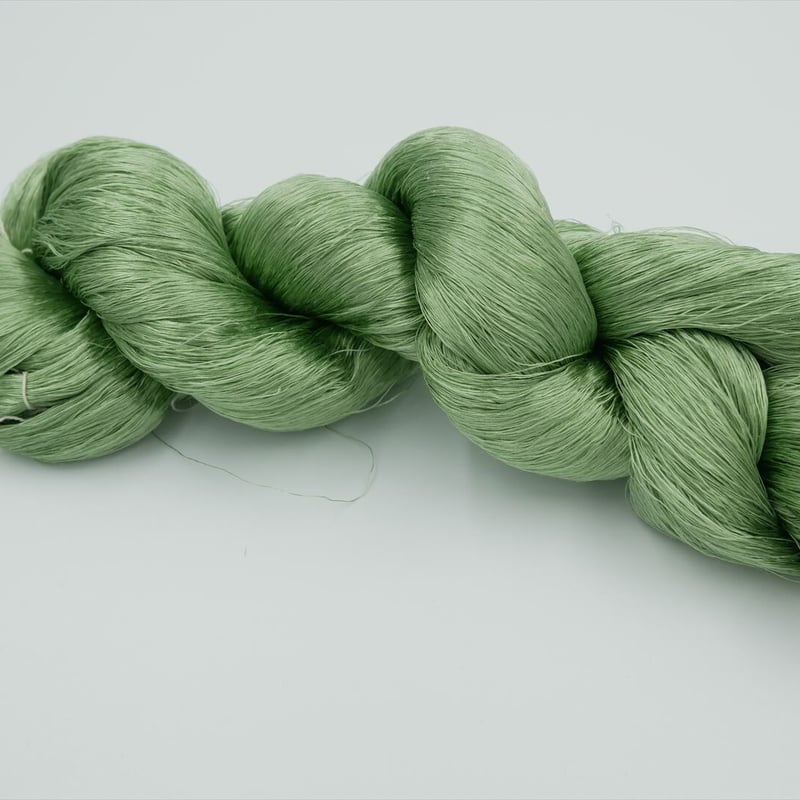 西陣織で使われている絹糸 綛糸（かせいと）21中4片 薄緑 | 西陣岡本