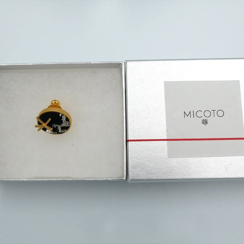 尊 MICOTO〉 ピンブローチ9 BIGBANG とげとげ紋様 黒地銀 | 西陣岡本