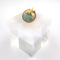 〈尊 MICOTO〉 ピンブローチ　BIGBANG　海紋様　白地水色金