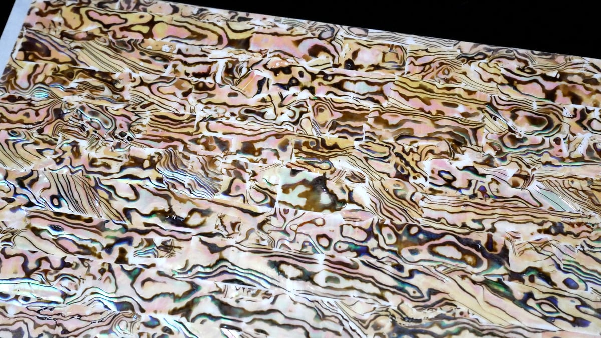 NZアワビ白螺鈿箔Lサイズ シール加工で便利。はさみで切れます