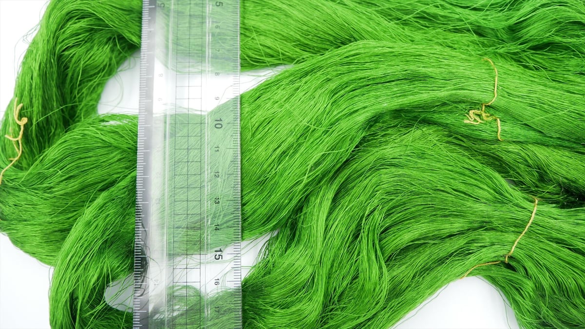 西陣織で使われている絹糸 綛糸（かせいと）21中4片 緑 | 西陣岡本