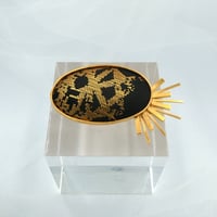〈尊 MICOTO〉 ブローチ7　SPUTNIK　とげとげ紋様　黒地