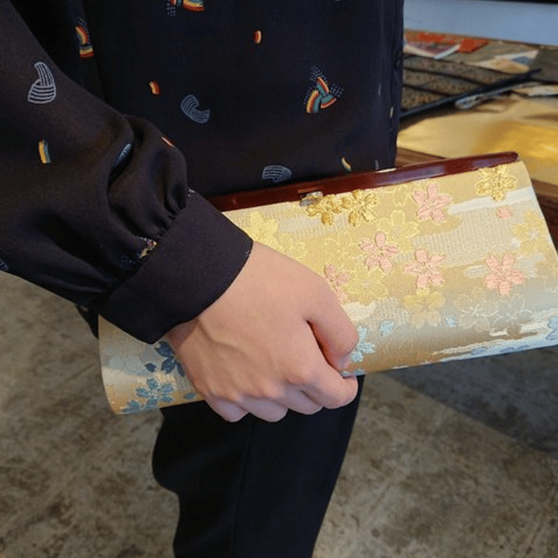 西陣織 正絹 鼈甲風クラッチバッグ 紺地 さくら紋様 | 西陣岡本