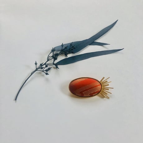 〈尊 MICOTO〉 ブローチ　SPUTNIK　とげとげ紋様　黒地