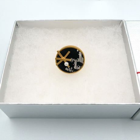 〈尊 MICOTO〉 ピンブローチ　BIGBANG　とげとげ紋様　黒地銀