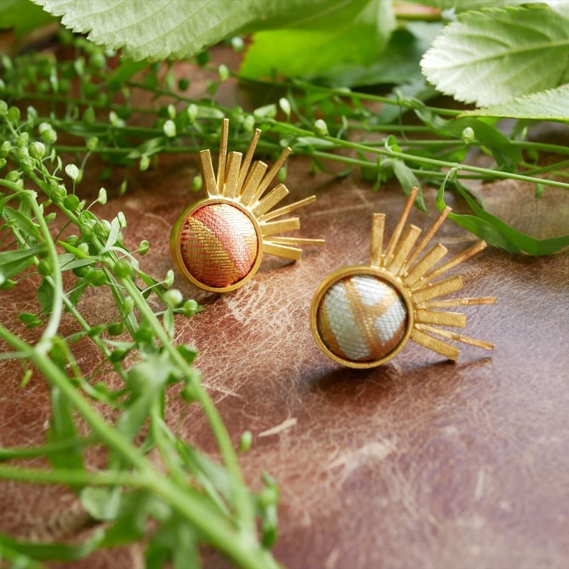 尊 MICOTO〉 ピンブローチ9 SPUTNIK 白地に水色 網代紋様 | 西陣岡本 